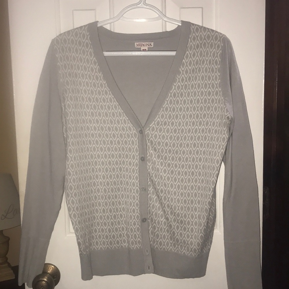 Women’s gray and white cardigan